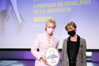 La presoidenta de la Sala Cuarta recibe el galardón de manos de la presidenta del Consejo General de la Abogacía, Victoria Ortega